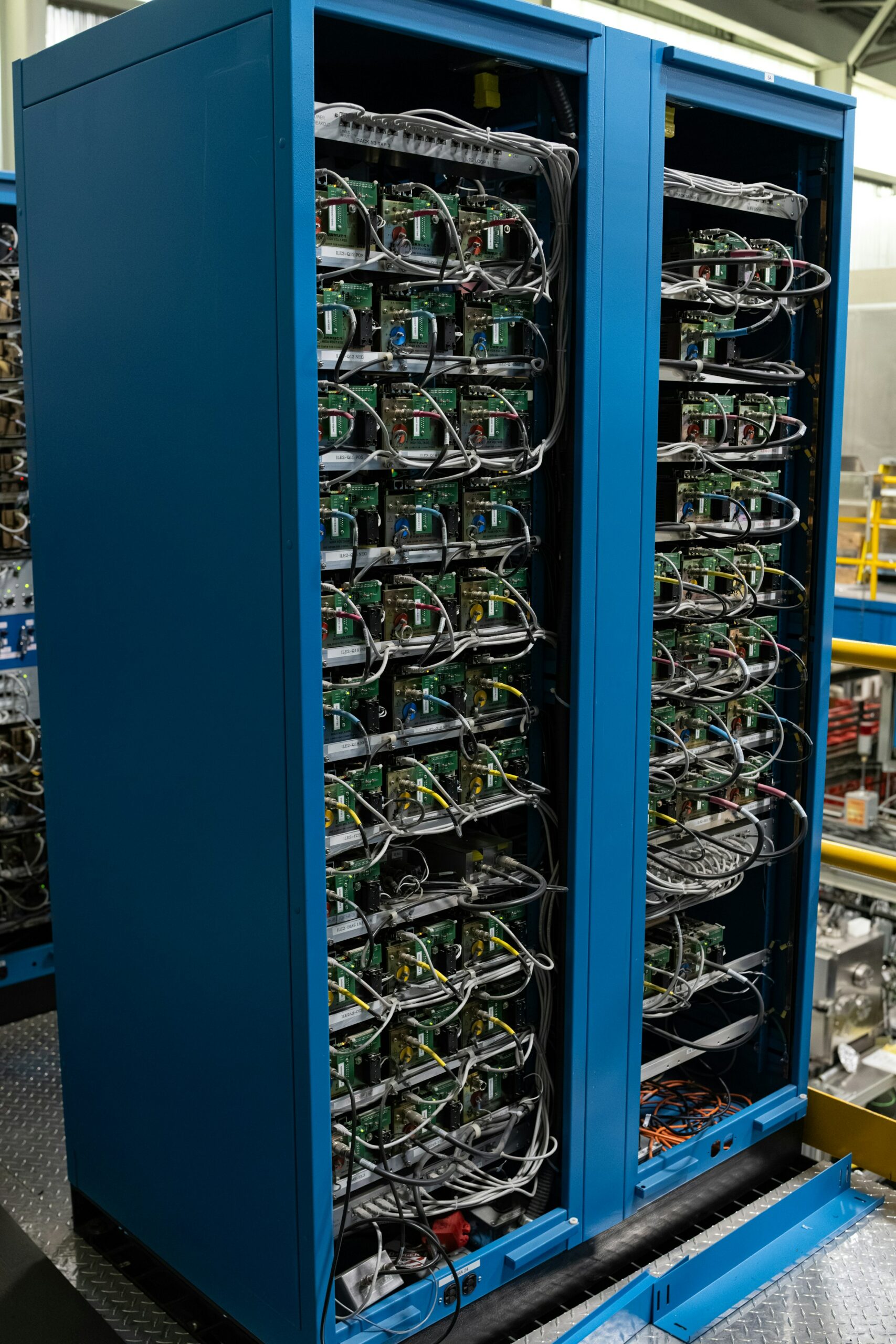 Armarios técnicos azules con componentes electrónicos y cableado
