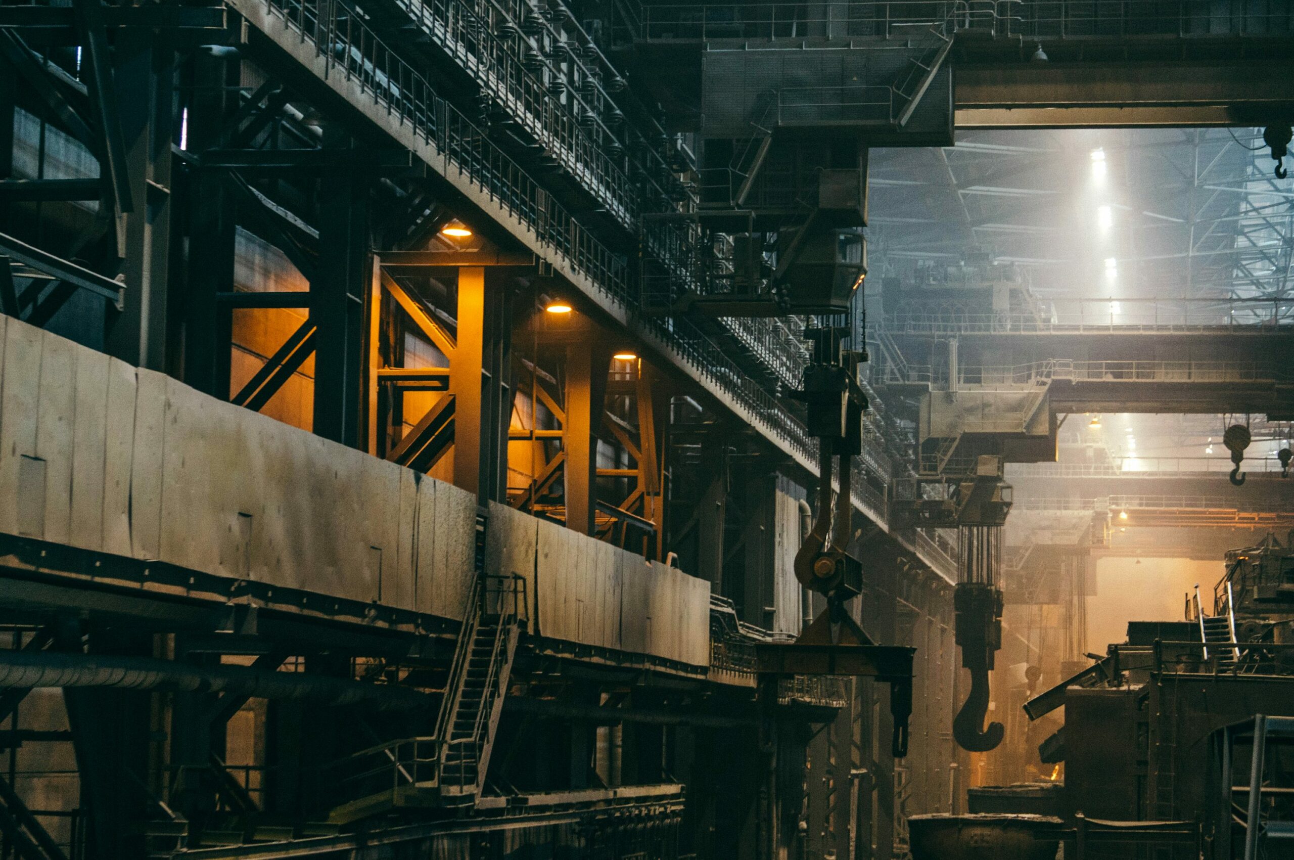 Interior de una gran instalación industrial