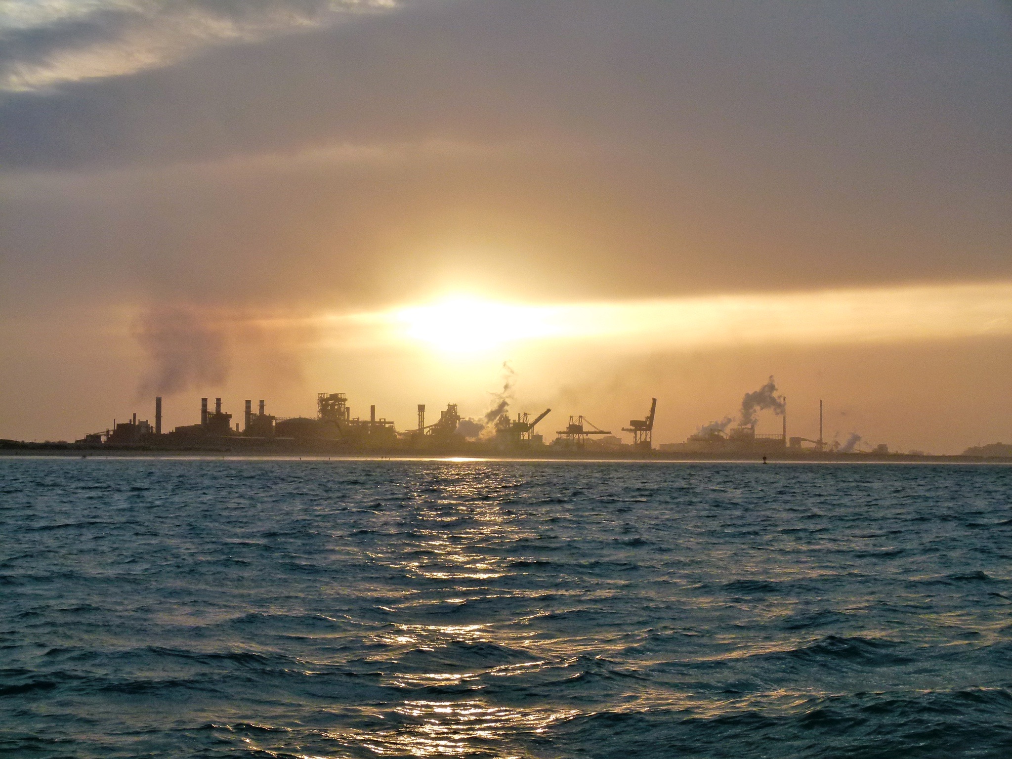 Puerto industrial e infraestructura logística internacional al atardecer