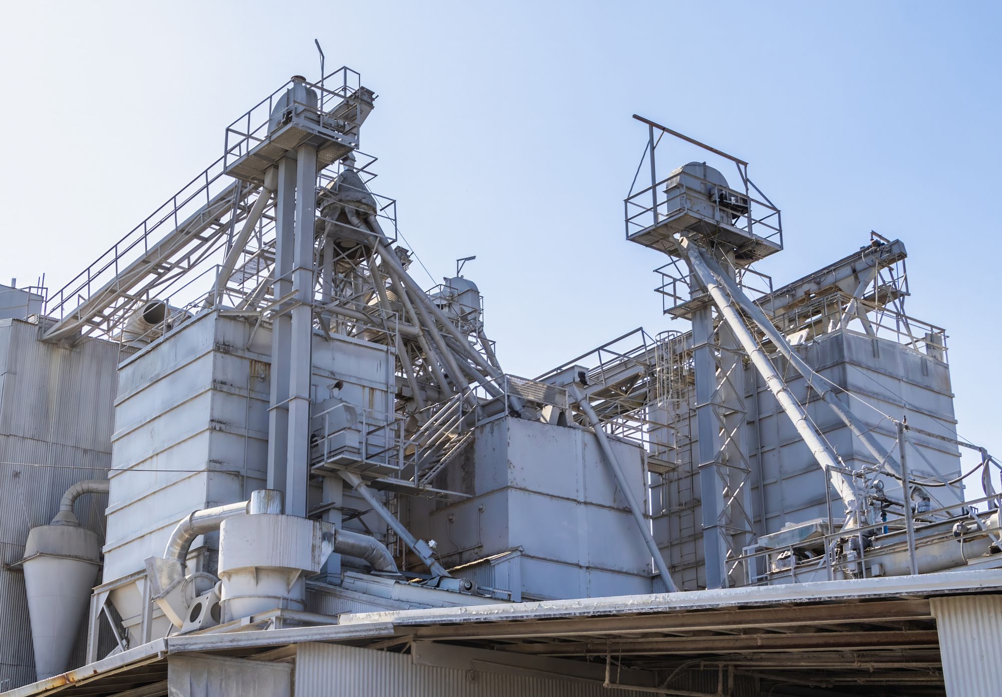 Estructuras industriales de una fábrica de cemento