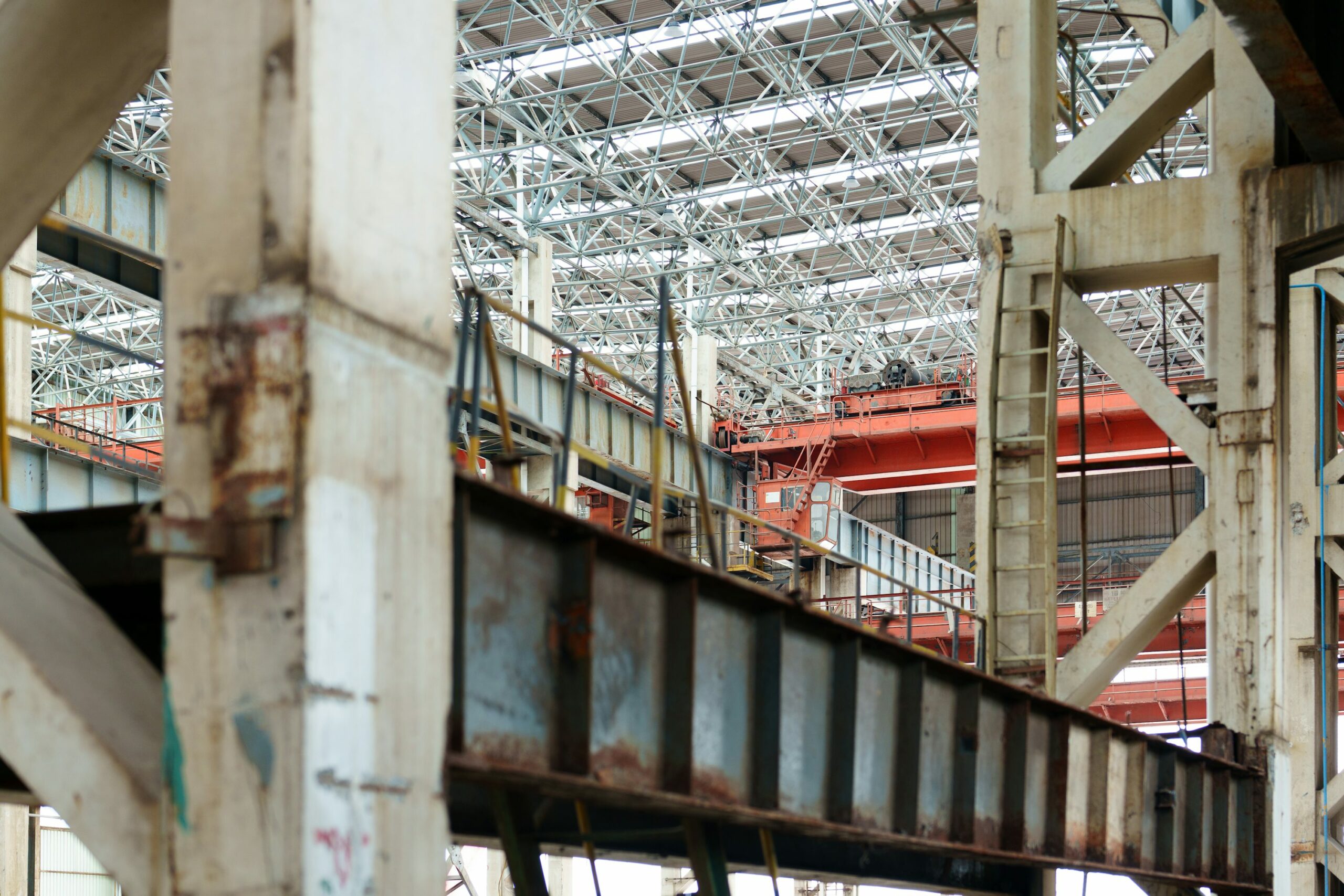 Interior industrial con estructura metálica y puente grúa